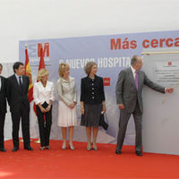 Los Reyes de España, acompañados por la presidenta de la Comunidad de Madrid, Esperanza Aguirre, otros miembros de su ejecutivo y la ministra de Administraciones Públicas, Elena Salgado, durante la inauguración del nuevo hospital de Puerta de Hierro e