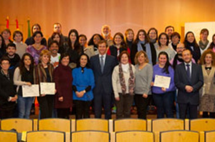 En la imagen, los alumnos participantes en los cursos, diploma en mano.