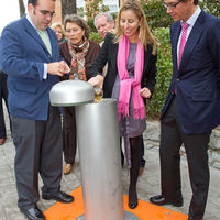 El alcalde González Terol y la directora general de Evaluación Ambiental de la Comunidad de Madrid, Guillermina Yanguas Montero, durante la presentación del nuevo dispositivo de reciclaje.