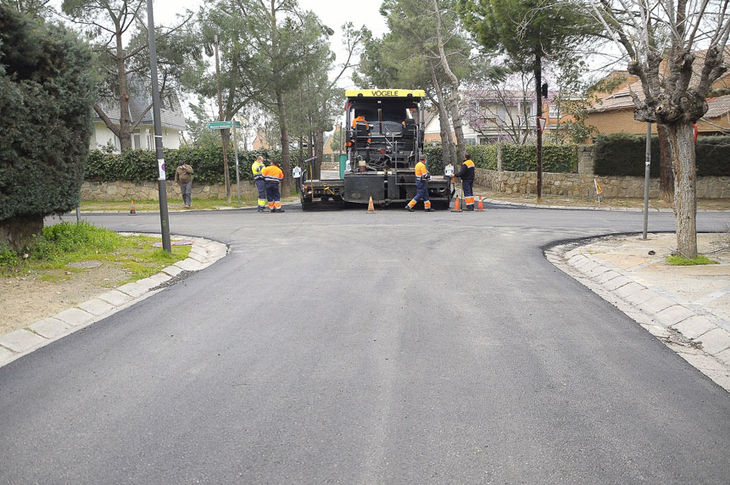 El plan de asfaltado en las urbanizaciones históricas de Boadilla del Monte llega a su ecuador El plan de asfaltado en las urbanizaciones históricas llega a su ecuador