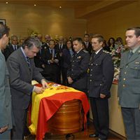 El consejero de Presidencia, Justicia e Interior de la Comunidad de Madrid, Francisco Granados, impuso a título póstumo a Eduardo Asenjo la medalla al Mérito Policial concedida por el pleno de la corporación boadillense.