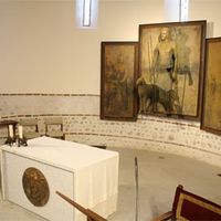 Altar de la iglesia, donde se ha colocado un retablo contemporáneo del artista Jesús Curia. Sus personajes representan a los feligreses de hoy en día de la parroquia.