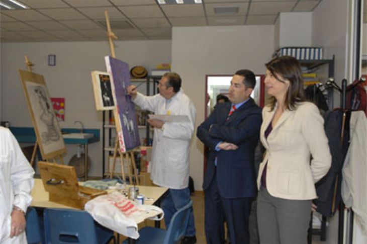 La consejera de Educación de la Comunidad de Madrid, Lucía Figar, junto con el alcalde de Boadilla, Juan Siguero; durante la visita de inauguración del Centro de Formación de Boadilla del Monte.
