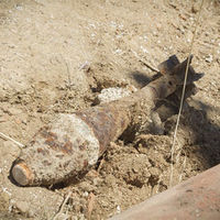 Granada de mortero encontrada esta mañana sobre la cubierta de uno de los portones de acceso al palacio del Infante Don Luis.