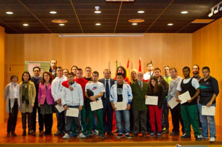 Los alumnos licenciados posan al final del acto de entrega de los diplomas.