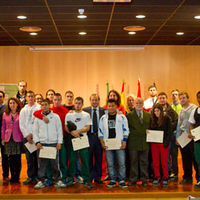 Los alumnos licenciados posan al final del acto de entrega de los diplomas.