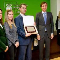 Representantes de las firmas premiadas junto al alcalde de Boadilla, Antonio González Terol.