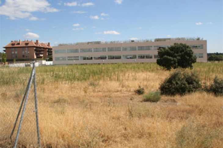 Al fondo, instalaciones del Colegio Highland Los Fresnos, en Boadilla del Monte.