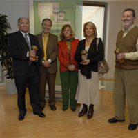 la concejal de Educación, Mercedes Nofuentes, y el director de Área de la Comunidad de Madrid, José Macías, junto a los tres homenajeados.