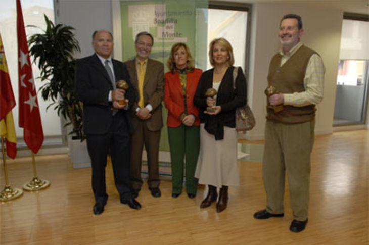 la concejal de Educación, Mercedes Nofuentes, y el director de Área de la Comunidad de Madrid, José Macías, junto a los tres homenajeados.