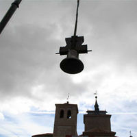 Momento de la instalación de las campanas en la Iglesia de San Cristóbal.
