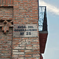 Placa de la avenida Generalísimo en Boadilla del Monte.