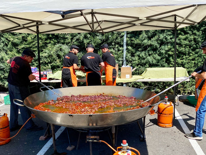 La paella que degustaron todos los asistentes a la romería de San Babilés en Boadilla, en proceso de preparación