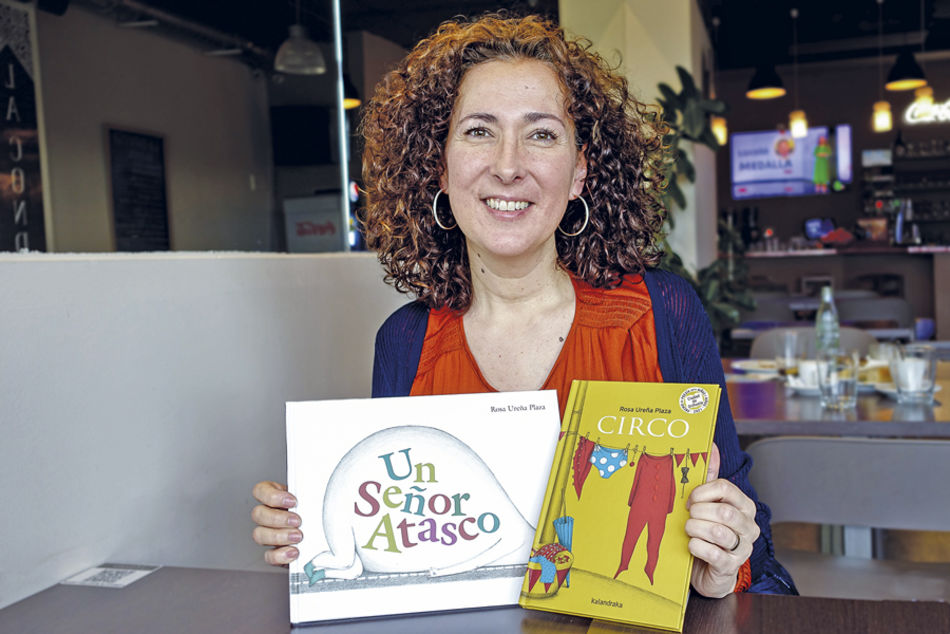 Con sus dos libros recién editados, Rosa, ocupada ahora con la minigira que implica dar a conocer ambos trabajos, se muestra más que orgullosa. Rosa Ureña, ilustradora, escritora y vecina de Boadilla del Monte