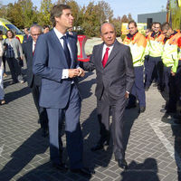 Emilio Botín con el alcalde de Boadilla del Monte, Antonio González Terol, en una imagen del año 2012 durante la entrega por el banco al municipio de una nueva ambulancia para su red de emergencia.