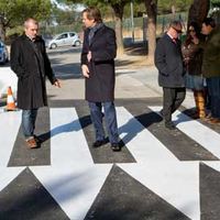 Antonio González Terol, alcalde de Boadilla, supervisa uno de los nuevos pasos de peatones elevados de Parque Boadilla.