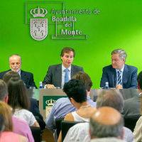 El alcalde de Boadilla del Monte, Antonio González Terol, durante la presentación del avance de la instalación de la fibra óptica en Boadilla del Monte. Junto a él, el primer teniente de alcalde y el responsable del Área Territorial de Telefónica.