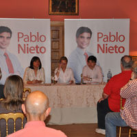 El candidato Nieto, junto a la concejal del PSOE Yolanda Estrada y la experta en inmigración Ligia Fernández.