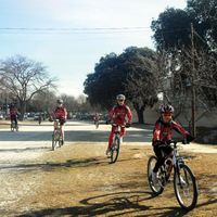 Cada sábado por la mañana, los alumnos de la Escuela Municipal de Bicicletas de Montaña realizan un recorrido por el monte de Boadilla y sus alrededores.