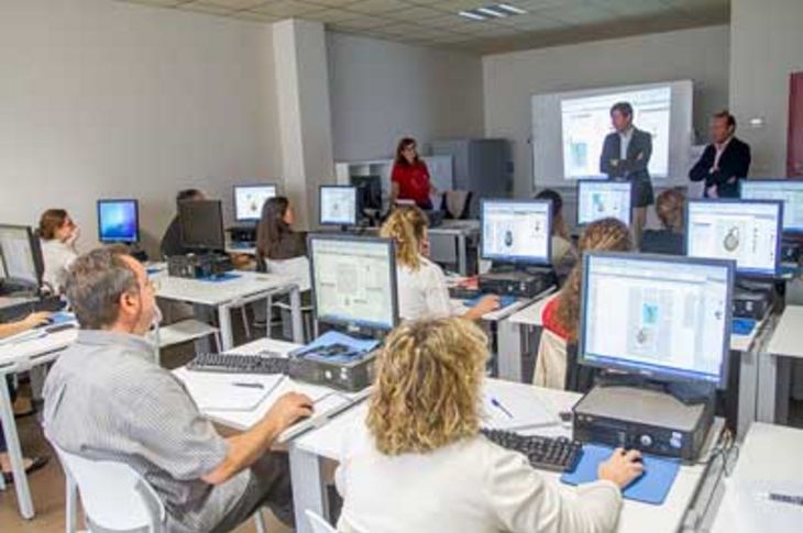 Instante de la visita del alcalde de Boadilla, Antonio González Terol, a los cursos de Formación Profesional para el Empleo impartidos en el Centro de Formación.