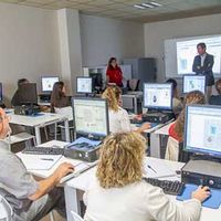 Instante de la visita del alcalde de Boadilla, Antonio González Terol, a los cursos de Formación Profesional para el Empleo impartidos en el Centro de Formación.