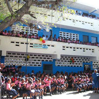 Colegio San Gerardo en Puerto Príncipe, construido gracias a las donaciones recaudadas por la asociación Acoger y Compartir.