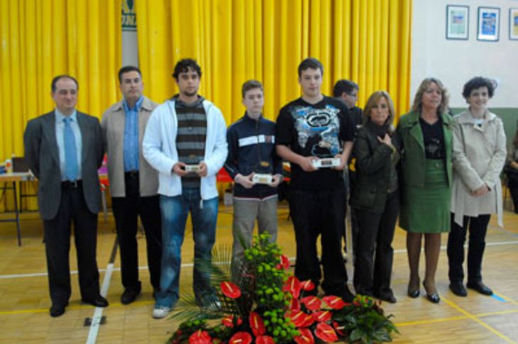 Entrega de premios del X Festival de Ajedrez a los ganadores. Con ellos, el alcalde Juan Siguero.