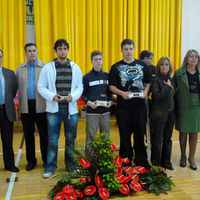 Entrega de premios del X Festival de Ajedrez a los ganadores. Con ellos, el alcalde Juan Siguero.