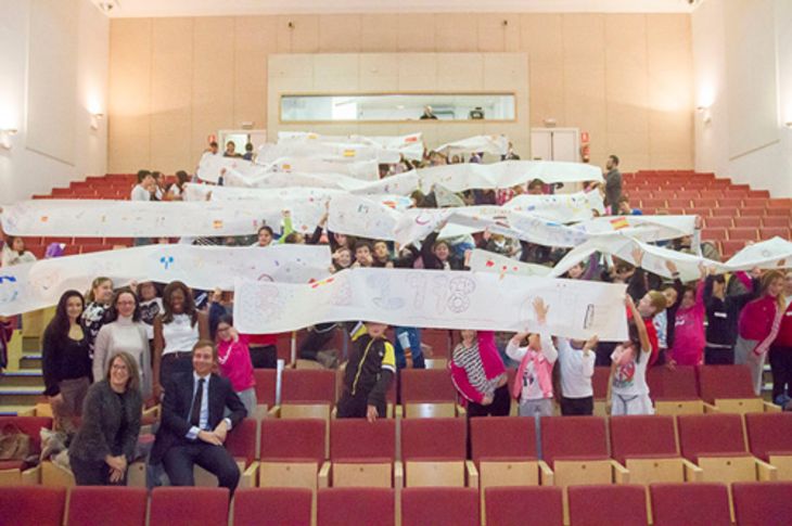 Distintos momentos del homenaje a la Constitución por alumnos de los colegios públicos de Boadilla del Monte Teresa Berganza y Príncipe Felipe.