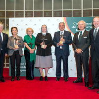 Imagen de los galardonados en la ceremonia de los Premios de Excelencia Trinity College.