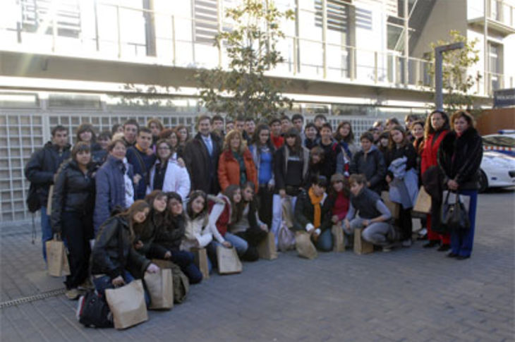 magen del grupo de estudiantes italianos con sus anfitriones del Máximo Trueba. Con ellos está también la concejal de Educación y Familia del Ayuntamiento de Boadilla del Monte, Mercedes Nofuentes.