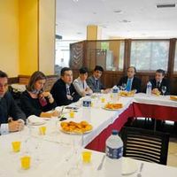 Momento del encuentro sostenido por el alcalde de Boadilla, Juan Siguero, con empresarios del polígono local Prado del Espino.