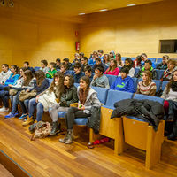 Los alumnos holandeses en la sala de Plenos municipal de Boadilla.