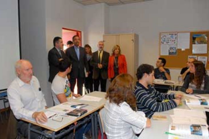 Visita del alcalde de Boadilla, Juan Siguero, el día de la jornada inaugural del curso 2010-2011 en el Centro de Formación municipal.