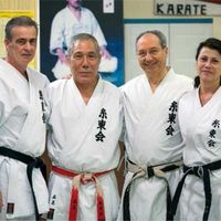 El maestro con Alberto Echarri (4º Dan) y María Antonia Perry (3er Dan), fundadores de la Escuela de Kárate de Boadilla, y el presidente de la Federación Madrileña de Kárate, Antonio Torres (el segundo por la derecha). Imagen Emilio Navas.