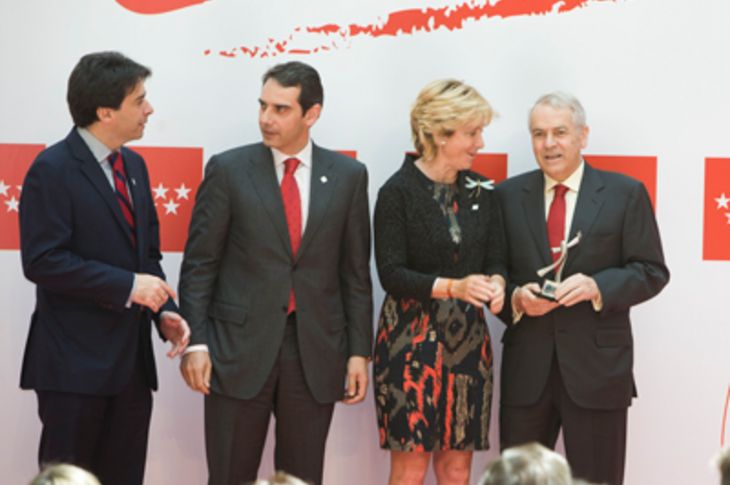 Los responsables de Eurocolegio Casvi en compañía de la presidenta regional, Esperanza Aguierre, en el acto de entrega de la mención.