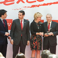 Los responsables de Eurocolegio Casvi en compañía de la presidenta regional, Esperanza Aguierre, en el acto de entrega de la mención.