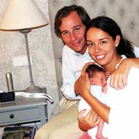 El alcalde de Boadilla del Monte, Antonio González Terol, junto con su mujer, Ana, y su hijo, el primero del matrimonio.