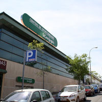 Centro comercial en la calle Francisco Tomás y Valiente de Boadilla del Monte.
