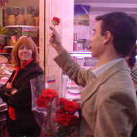Pablo Nieto, portavoz del PSOE en Boadilla, entregando claveles en uno de los comercios de Boadilla.