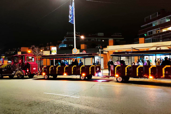 Un buen plan para recorrer las calles de Boadilla contemplando la iluminación navideña, mientras se van escuchando villancicos. El tren de la Navidad comienza a circular