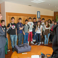 En primer término, Antonio González Terol, alcalde de Boadilla del Monte, recibe a alumnos del colegio CASVI.