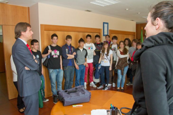 En primer término, Antonio González Terol, alcalde de Boadilla del Monte, recibe a alumnos del colegio CASVI.