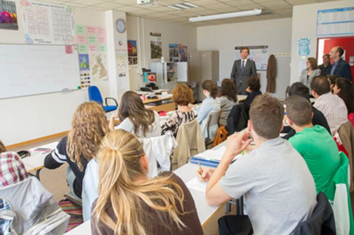 Instante de la visita del alcalde de Boadilla a la Escuela Oficial de Idiomas Municipal.