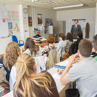 Instante de la visita del alcalde de Boadilla a la Escuela Oficial de Idiomas Municipal.