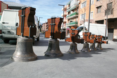 Parte de las nuevas campanas instaladas en la iglesia de San Cristóbal. Parte de las nuevas campanas instaladas en la iglesia de San Cristóbal.
