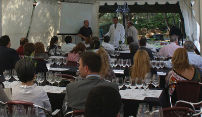 Los numerosos asistentes a la cata han disfrutado de distintos platos y vinos.