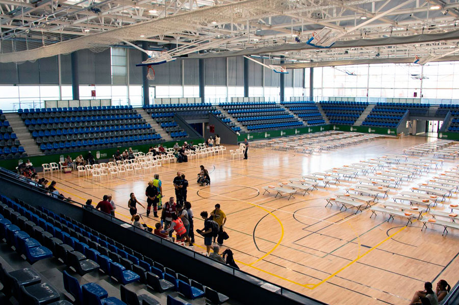 Boadilla del Monte ha habilitado el polideportivo Rey Felipe VI para recibir a personas evacuadas por el fuego que afecta a la sierra oeste de Madrid